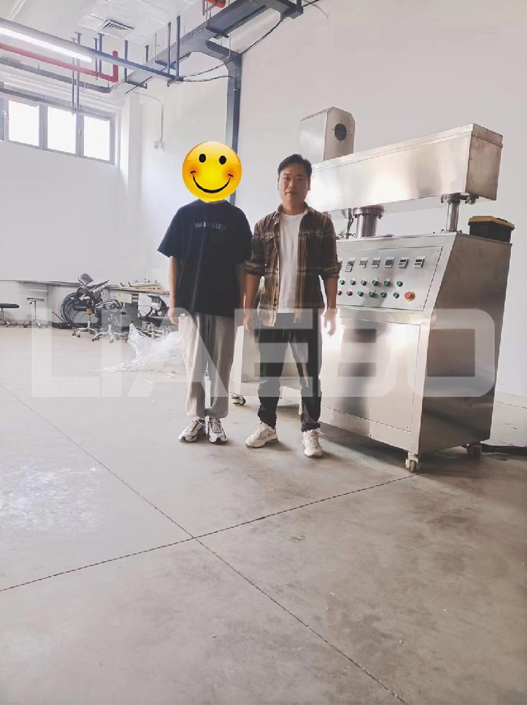 山東某大學100L真空均質(zhì)乳化機調(diào)試成功